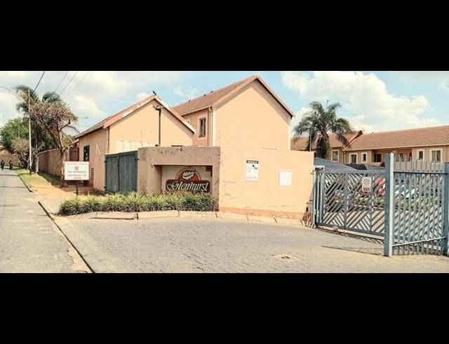 2 BEDROOM TOWNHOUSE FOR SALE IN KEW